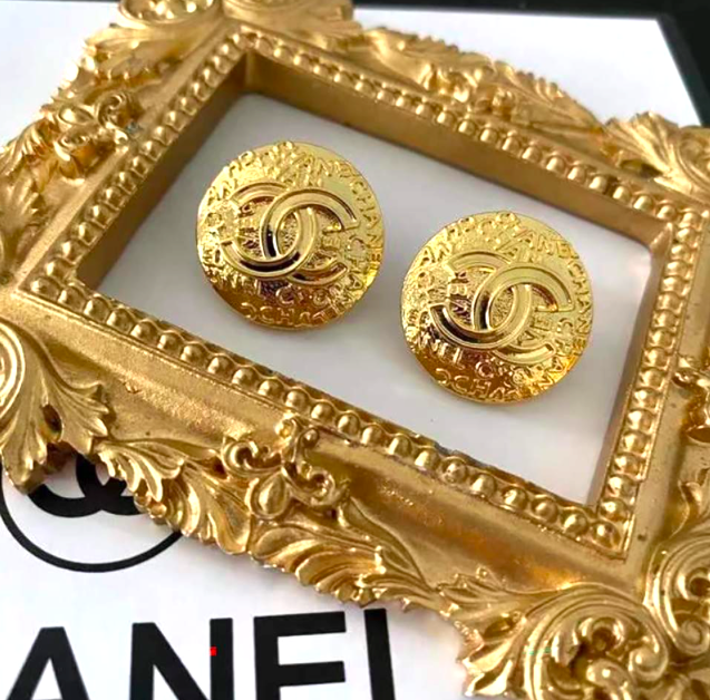Chanel Stud Earrings | Gold Chanel CC Earrings - Image 7