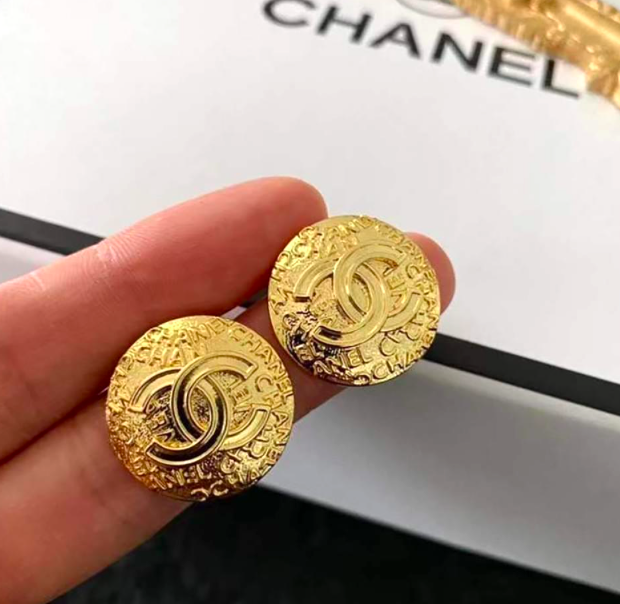 Chanel Stud Earrings | Gold Chanel CC Earrings - Image 5