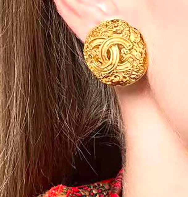 Chanel Stud Earrings | Gold Chanel CC Earrings - Image 4